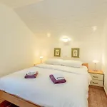 Stunning In Njivice Feriehus Herceg Novi