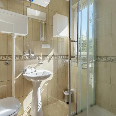 Prázdninový dům Stunning In Njivice Mitrovici