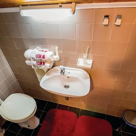 Ferienhaus Stunning In Njivice With Wifi *