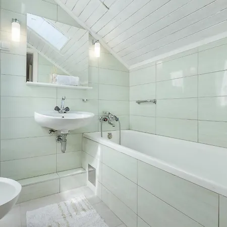 Дом отдыха Stunning In Njivice