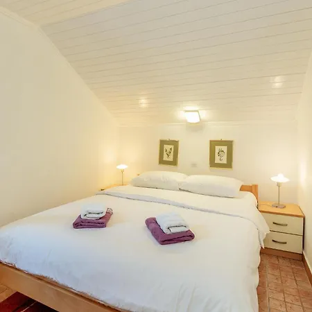 Stunning In Njivice Casa de Férias Mitrovici